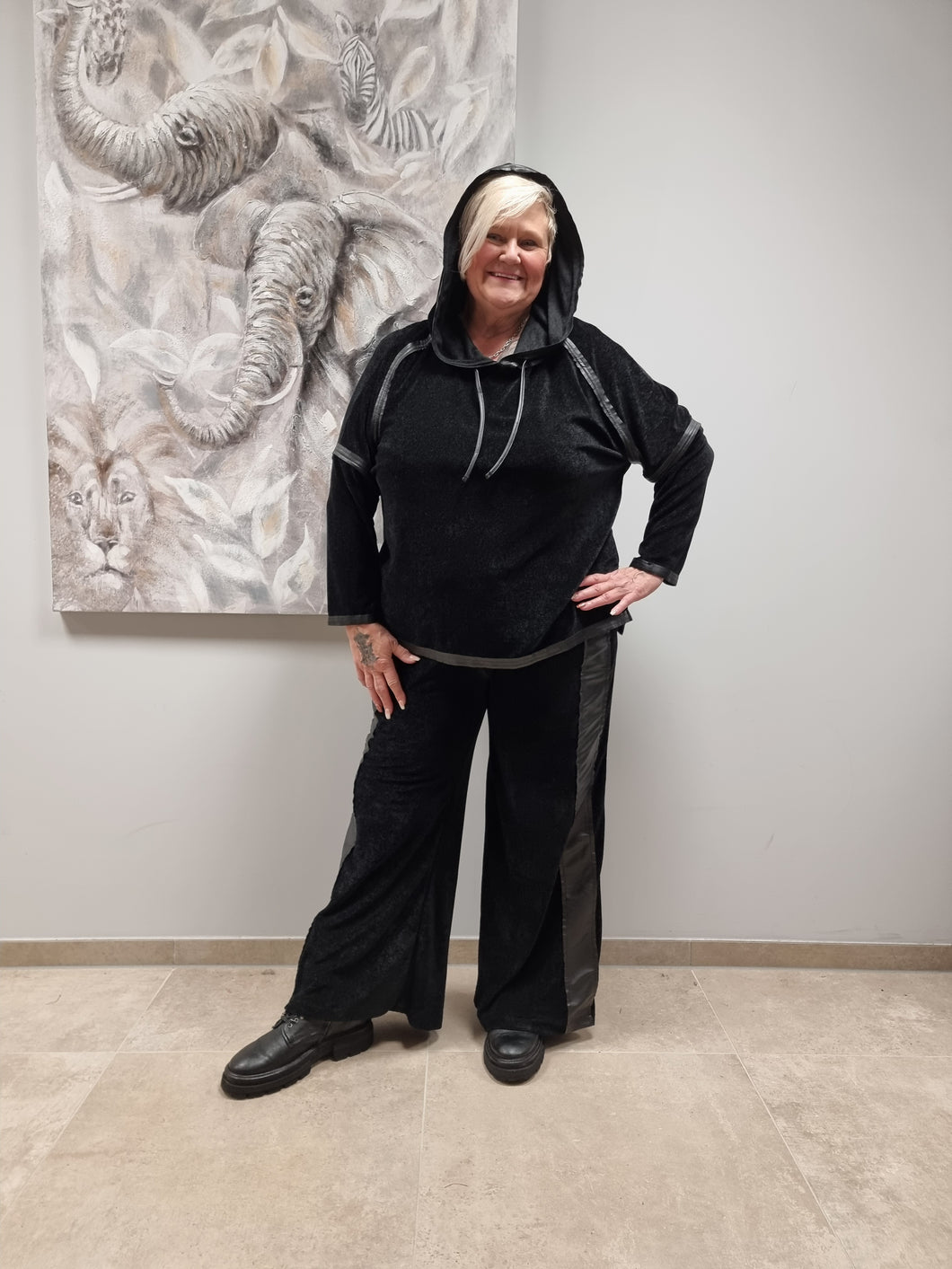 Zweiteiler aus Nicki mit Kapuzenhoodie und Marlene Hose in Schwarz bis Gr 58/60