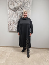 Lade das Bild in den Galerie-Viewer, Kleid von CN-G in 4 Größen bis Größe 60 mit Lederlook Applikation am Saum
