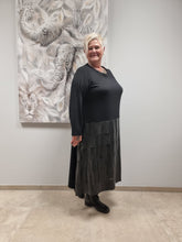 Load image into Gallery viewer, Kleid von CN-G in 4 Größen bis Größe 60 mit Lederoptik
