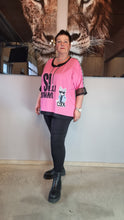 Load image into Gallery viewer, CN-G Shirt mit Katzendesign in pink mit schwarz/weiß Streifen am Rücken Onesized/ Oversized
