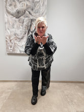 Load image into Gallery viewer, Tunika von Mädchenglück in 2 Größen Schwarz Weiß mit Fallkragen bis Gr 58
