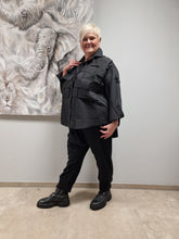 Lade das Bild in den Galerie-Viewer, H4 Bluse mit Flechtdesign in Schwarz und Weiß vorne in 3 Größen bis Gr 54/56
