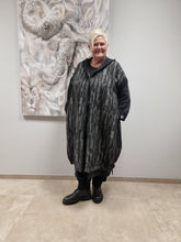Lade das Bild in den Galerie-Viewer, Mädchenglück Jacke Mantel Überwurf in 2 Größen bis Gr 62 in Schwarz Grau
