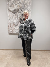 Lade das Bild in den Galerie-Viewer, Tunika von Mädchenglück in 2 Größen Schwarz Weiß mit Fallkragen bis Gr 58

