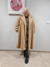 Lade das Bild in den Galerie-Viewer, CN-G Teddy Mantel in Camel 4 Größen bis Größe 62
