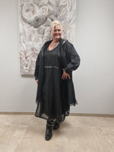 Lade das Bild in den Galerie-Viewer, Zweiteiler Kleid von CN-G in 4 Größen bis Gr 60 mit Kleid und Long Netzüberwurf
