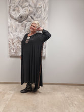 Load image into Gallery viewer, Kleid von CN-G in 4 Größen bis Größe 60/62 mit veganen Lederapplikationen in Brauntönen
