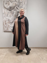Lade das Bild in den Galerie-Viewer, Kleid von CN-G in 4 Größen bis Größe 62 mit Overlock in Brauntönen
