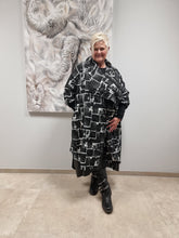 Lade das Bild in den Galerie-Viewer, Mädchenglück Jacke Mantel Überwurf in 2 Größen bis Gr 64 in Schwarz Weiß
