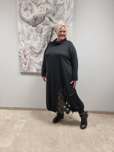 Lade das Bild in den Galerie-Viewer, Kleid von CN-G in 4 Größen bis Größe 60 mit Lederlook Applikation am Saum
